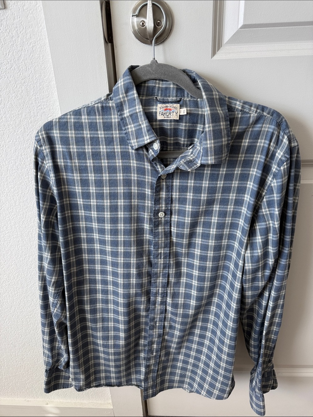 Faherty Men's Navy and White Plaid Button-Down Shirt
